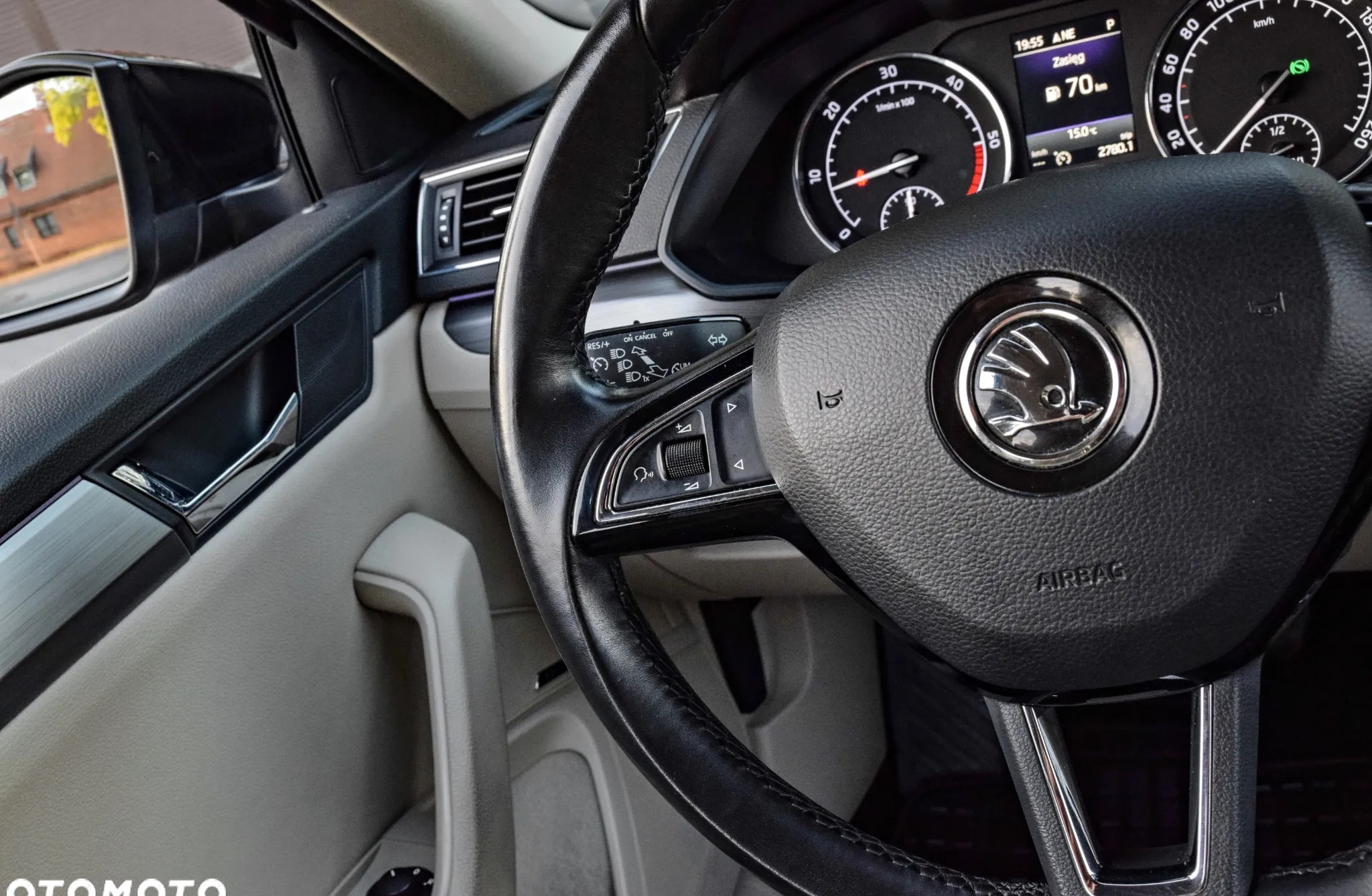 Skoda Superb cena 84900 przebieg: 200000, rok produkcji 2018 z Sochaczew małe 742